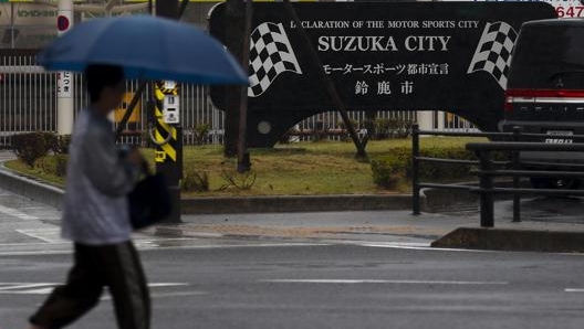 Pioggia e vento a Suzuka, ma situazione tranquilla. Epa