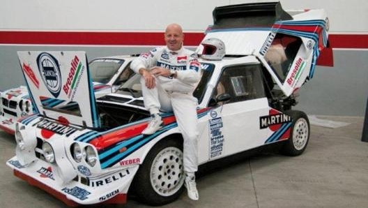 Biasion a fianco alla mitica e indimenticata Lancia Delta S4 da rally ufficiale con i colori Martini