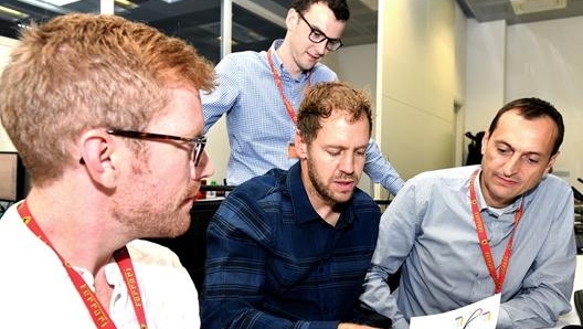 Sebastian Vettel, al centro, al lavoro a Maranello. Ferrari.com