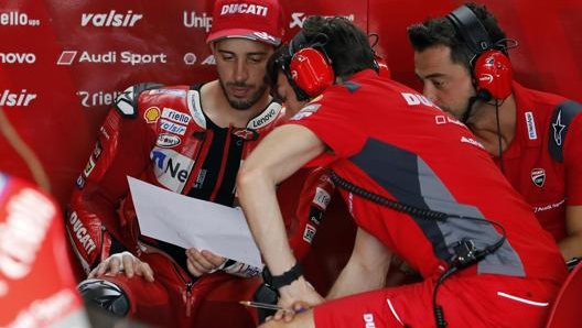 Andrea Dovizioso ai box Ducati in Thailandia. Epa