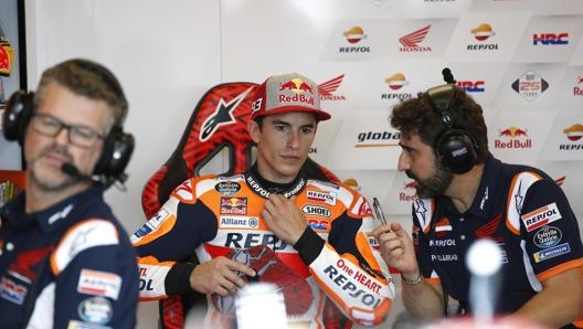 Marc Marquez al box con il capo dei meccanici Santi Hernandez. Epa