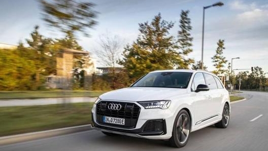 Audi Q7 ha una potenza complessiva, col sistema ibrido, di 335 kW/456 Cv