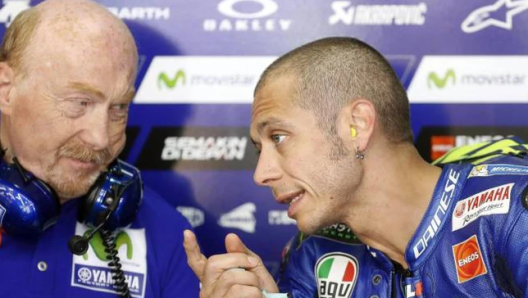 Rossi parla con Galbusera al paddock. Ansa