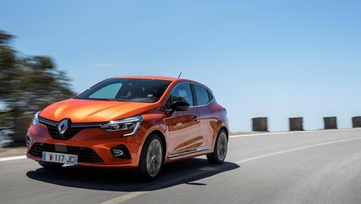 La Renault CLio è lunga 406 centimetri, viene commercializzata in versione a 5 porte ed è dotata di un bagagliaio da 300 litri di capacità