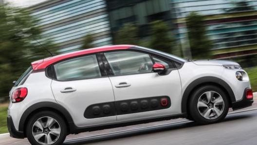 La Citroen C3 è lunga 400 centimetri e può contare su una bagagliaio da 300 litri