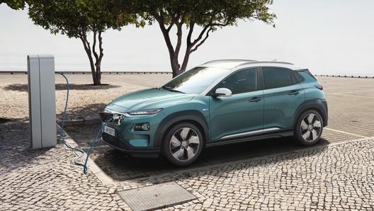 La versione d’ingresso della gamma Kona Electric ha un motore da 100 kW/136 Cv e una batteria da 39,2 kWh