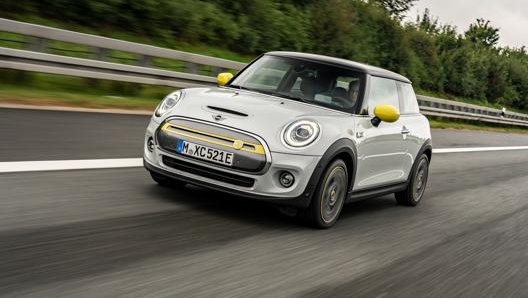 La Mini Cooper SE, ha la tradizionale carrozzeria berlina a tre porte molto compatta, data la lunghezza di 3.845 mm