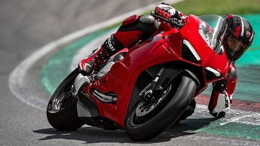 Estetica della più grossa V4 e motore bicilindrico da 155 cavalli: di “baby”, in realtà, la Panigale V2 ha ben poco