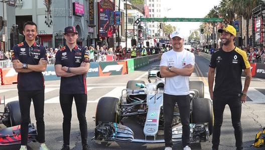 Da sinistra: Albon, Verstappen, Bottas e Ricciardo al Los Angeles Fan Festival. Afp