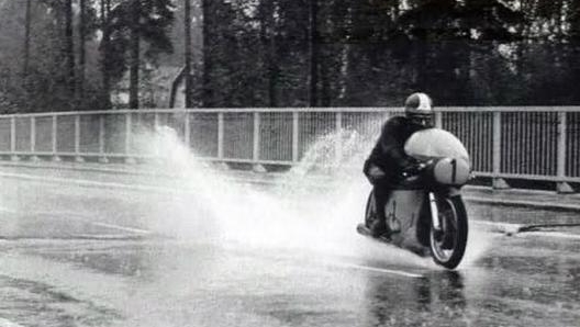 Giacomo Agostini sotto il diluvio