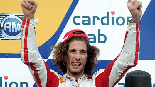 Simoncelli sorridente sul podio dopo il GP di Brno nel 2011. Epa