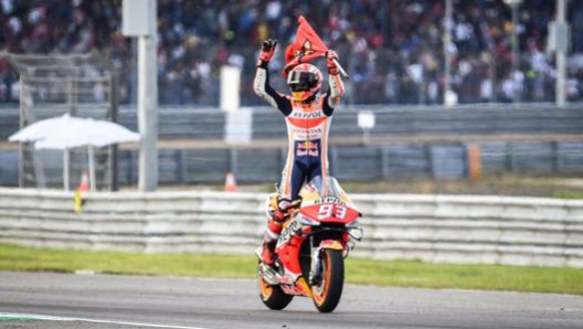 Marc Marquez, 26 anni, comincia festeggiare in pista. Afp