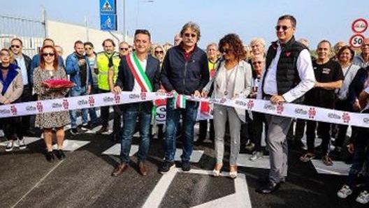 L'inaugurazione di via Marco Simoncelli, a Misano, alla presenza dei genitori