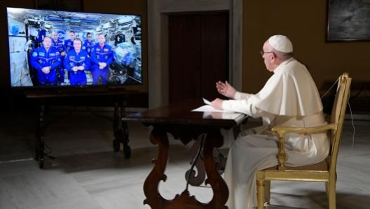 Nespoli in videoconferenza con papa Francesco. Afp