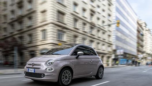 La Fiat 500 è lunga 357 centimetri, linea tutta tonda con dettagli personalizzabili come le cromature e il colore degli specchietti