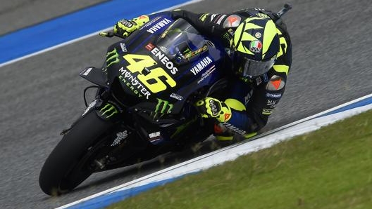 Valentino Rossi durante le seconde libere a Buriram. Ciamillo e Castoria