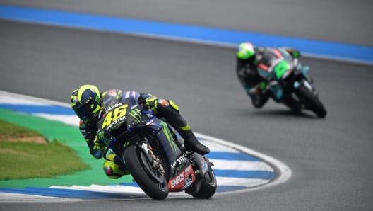 Valentino Rossi in qualifica. Alle sue spalle Franco Morbidelli. Afp