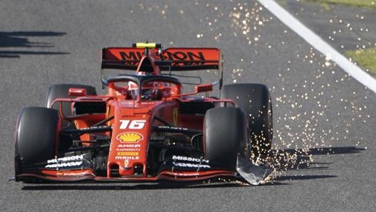 Leclerc con l'alettone anteriore danneggiato dopo l'urto con Verstappen. Ap