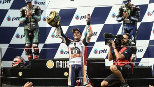 Marc Marquez festeggia sul podio l'8° titolo. Afp