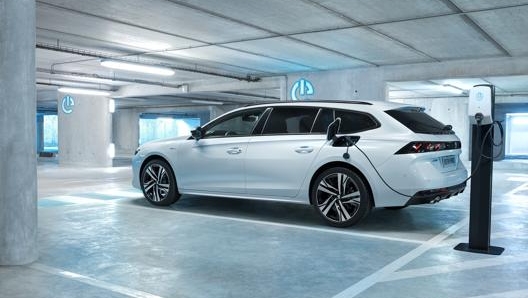 Peugeot 508 ibrida plug-in: motore benzina da 180 Cv e unità elettrica da 110 Cv