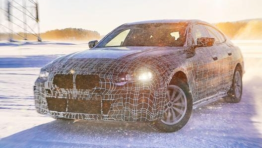 La Bmw i4 in veste camouflage