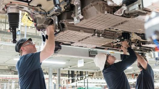 Operai Bmw al lavoro su un’elettrica