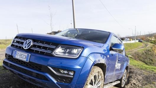 Volkswagen Amarok in azione su terra e fango