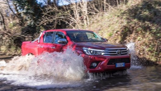 Bagnato e fondi viscidi non spaventano l’Hilux che non fatica neanche nei guadi dei fiumi