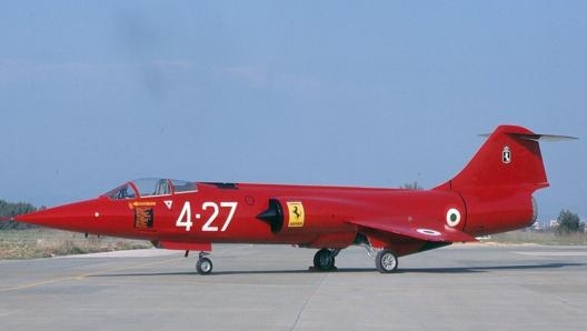 Lo Starfighter celebrativo donato dall’Ami alla Ferrari: sulla fusoliera il vessillo della Casa di Maranello, sulla coda il Cavallino Rampante del 4° Stormo