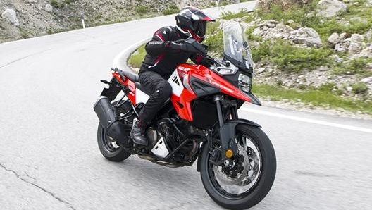 La V-Strom 1050XT “Sakigake” è disponibile solo nella evocativa livrea bianco-arancione che ricorda le imprese di gaston Raier alla Parigi-Dakar del 1988