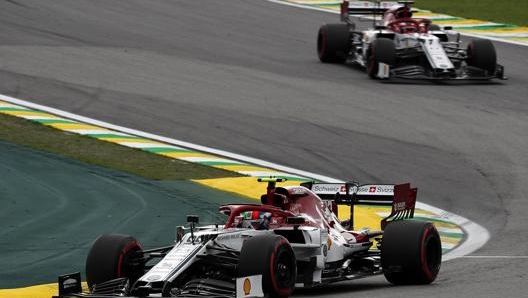 Le Alfa Romeo di Giovinazzi e Raikkonen durante il GP del Brasile. LaPresse