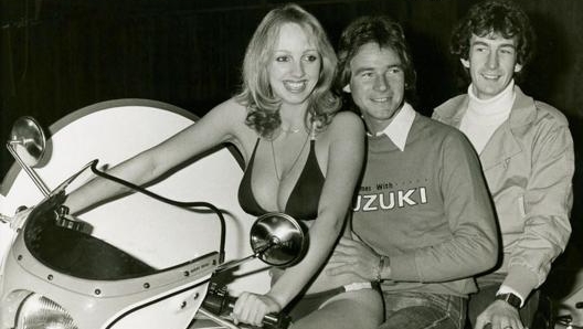 Barry in moto con una ragazza immagine insieme al pilota e poi giornalista motociclistico inglese Steve Parrish grandissimo amico di Barry che con lui formava un trio completato dall’inglese James Hunt, Parrish ha poi corso con successo con i camion per poi diventare reporter della BBC.Steve ha sempre seguito da vicino le avventure di Barry ed é l’autore di diversi libri su di lui