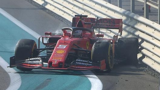 La Ferrari di Vettel contro le barriere ad Abu Dhabi