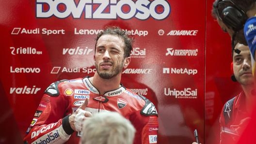 Dovizioso ai box a Sepang. Ciamillo e Castoria