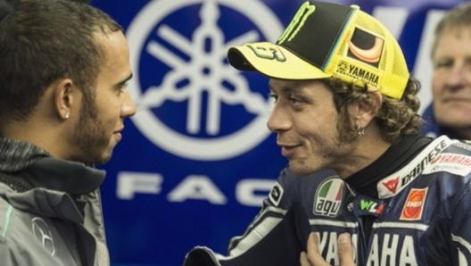 Lewis Hamilton a colloquio con Valentino Rossi nel box Yamaha