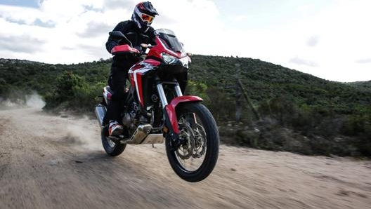 Honda CRF1100L Africa Twin 2020 a ruota sollevata in un tracciato su terra