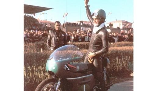 Provini trionfa con la nuova Benelli nera al debutto a Modena nel 1965