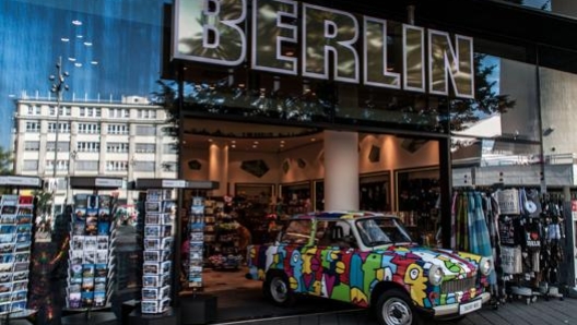 Oggi la Trabant è un’attrazione turistica, come questo esemplare davanti ad un negozio di Berlino nell’Alexanderplatz