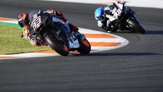 Marc Marquez seguito dal fratello Alex durante i test a Valencia