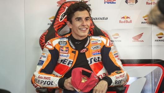 Marquez sorridente ai box. Ciamillo e Castoria