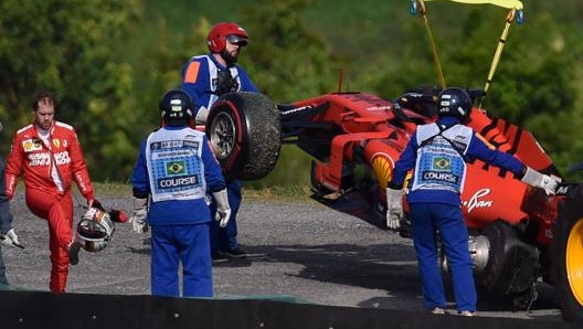 Sebastian Vettel sconsolato dopo il ritiro