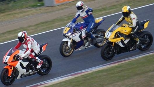 Rainey che guida il gruppo su Yamaha R1, seguito da Lawson su Honda CBR 1000RR e dietro Kenny Roberts su una Yamaha R1-M con colorazione replica della sua Yamaha di fine anni ‘70