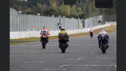 In lontananza davanti al gruppetto la sagoma di Wayne Rainey felice e nuovamente in sella