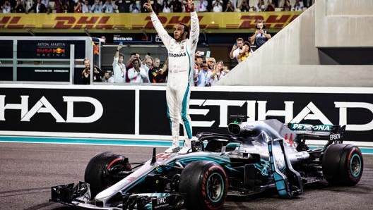 Lewis Hamilton pronto a salutare il pubblico di Abu Dhabi da campione del mondo. Getty