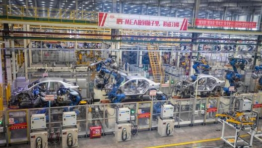 Una linea BYD di auto elettriche nello stabilimento di Xi’an, la città dell’esercito di terracotta. Epa