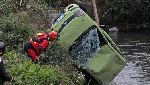 Una Fiat Panda estratta dal fiume dopo l’alluvione