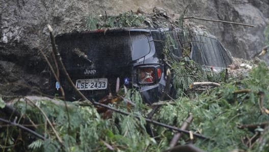 Una Jeep Renegade sotto una frana