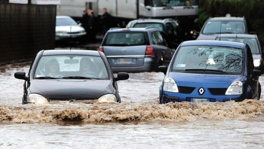 L’acqua alta paralizza il traffico in città