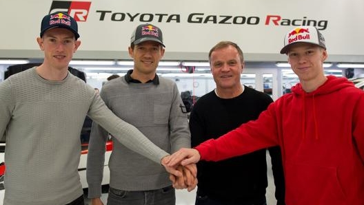 La nuova formazione Toyota per il mondiale rally: da sinistra, Evans, Ogier, il team manager Makinen e Rovanpera