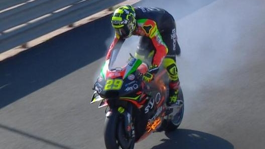 Andrea Iannone con la sua Aprilia in fiamme.